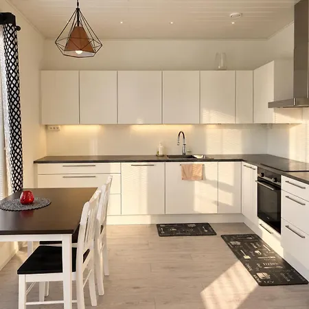 Villa Luxury Finnish - Sauna, Garden & Train Vantaa
