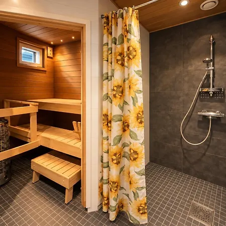 Luxury Finnish - Sauna, Garden & Train Villa *